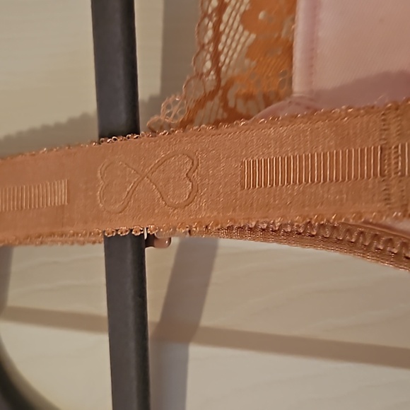 Magic bra, size 42/95. Please check sizing on official site, runs smaller!!!! - Picture 3 of 5